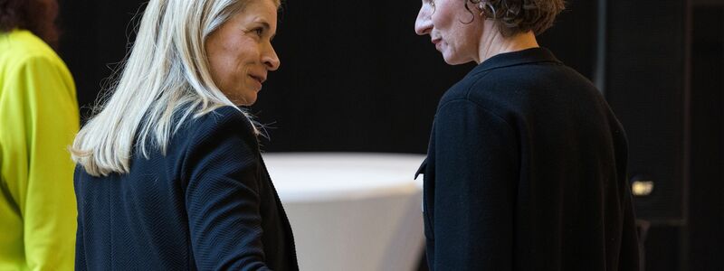 Verstehen sich gut: Bahnchefin Palla (l.) und die stellvertretende EVG-Vorsitzende Cosima Ingenschay. (Archivbild) - Foto: Hannes P. Albert/dpa