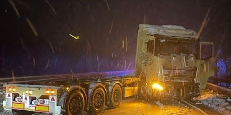 POL-CUX: LKW verunfallt auf der BAB27 zwischen den Anschlussstellen Hagen und Stotel - Fahrzeugführerin leicht verletzt - Aktuell Vollsperrung der Fahrbahn in Richtung Cuxhaven (Foto im Anhang) - Foto: presseportal.de