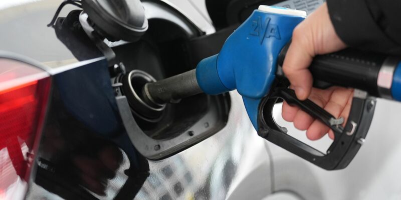 Um rund acht Cent unterscheiden sich die günstigsten Regionen von den teuersten. (Symbolbild) - Foto: Marcus Brandt/dpa