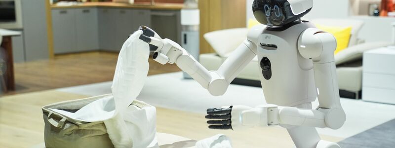 LG zeigte auf der CES einen humanoiden Roboter, der mit Hilfe von KI die getrocknete Wäsche ordentlich faltet.  - Foto: Abbie Parr/AP/dpa