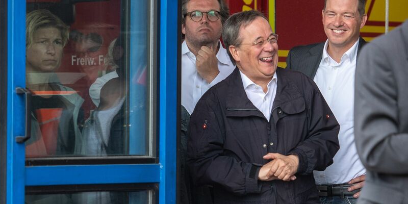 Der Laschet-Moment. Der damalige Unionskanzlerkandidat Armin Laschet (CDU) lachte nach der Ahrtal-Katastrophe bei einem Besuch der Region im Juli 2021, während Bundespräsident Frank-Walter Steinmeier sich zu dem Unglück äußerte. (Archivbild) - Foto: Marius Becker/dpa