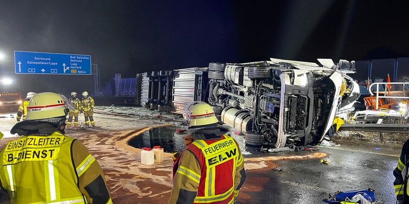 FF Bad Salzuflen: Kühl-Lkw bleibt auf Mittelleitplanke liegen / Feuerwehr Bad Salzuflen ist mit 30 Kräften über Stunden auf der A2 im Einsatz - Foto: presseportal.de