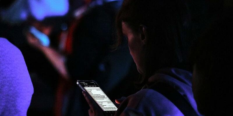 Junge Frau mit Smartphone (Archiv) - Foto: via dts Nachrichtenagentur