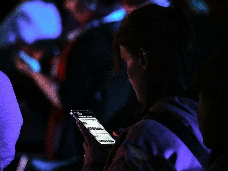 Junge Frau mit Smartphone (Archiv) - Foto: via dts Nachrichtenagentur