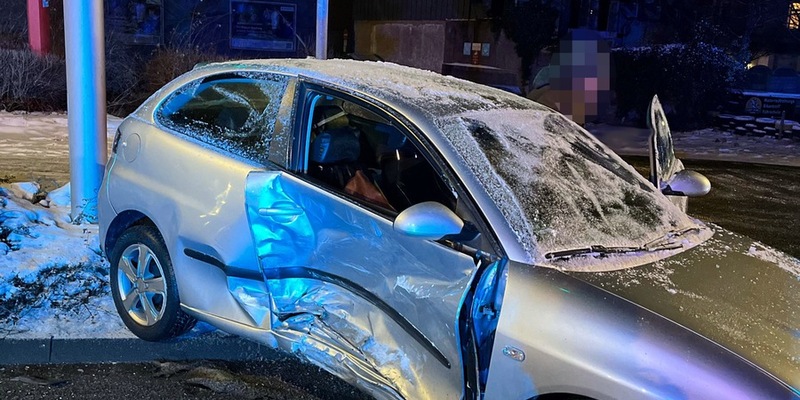 POL-HA: Durchgezogene Linie beim Abbiegen ignoriert - Zusammenstoß mit Gegenverkehr - Foto: presseportal.de