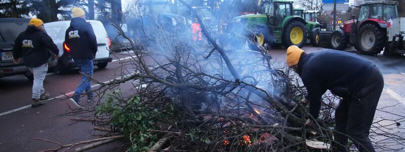 Auch Zufahrtsstraßen nach Paris wurden blockiert. - Foto: Christophe Ena/AP/dpa