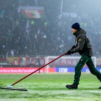 Schnee schippen ist angesagt: Die Fußball-Bundesliga vor dem Start. (Archivbild)  - Foto: Tom Weller/dpa