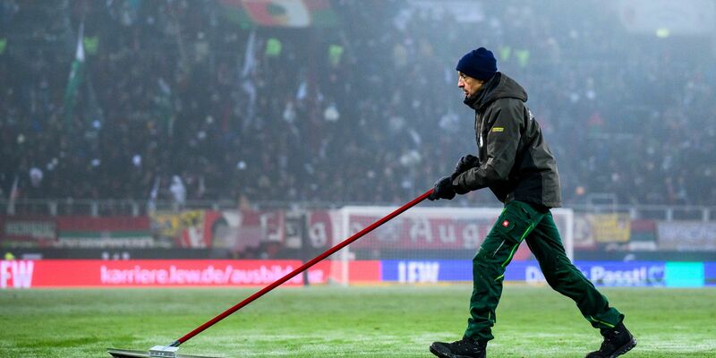 Schnee schippen ist angesagt: Die Fußball-Bundesliga vor dem Start. (Archivbild)  - Foto: Tom Weller/dpa