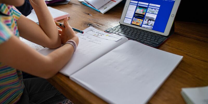 An vielen Schulen wird Distanzunterricht anbgeoten. (Symbolbild) - Foto: Guido Kirchner/dpa