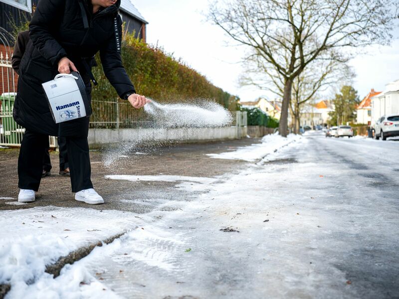 Wenn es glatt ist, hilft nur eins - streuen mit Taumitteln, entweder mit oder ohne Salz. - Foto: Sina Schuldt/dpa