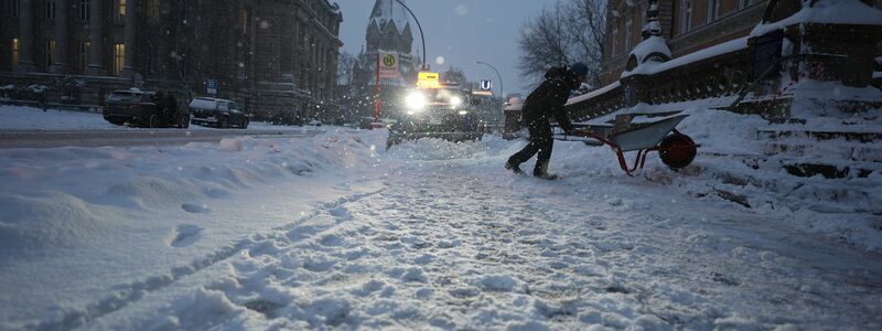 Vielerorts sind Straßen nicht befahrbar. - Foto: Marcus Brandt/dpa