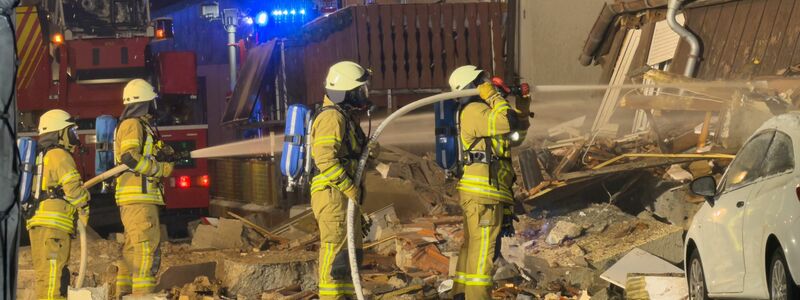 Zahlreiche Rettungskräfte eilten zum Unfallort. - Foto: Jannik Nölke/dpa