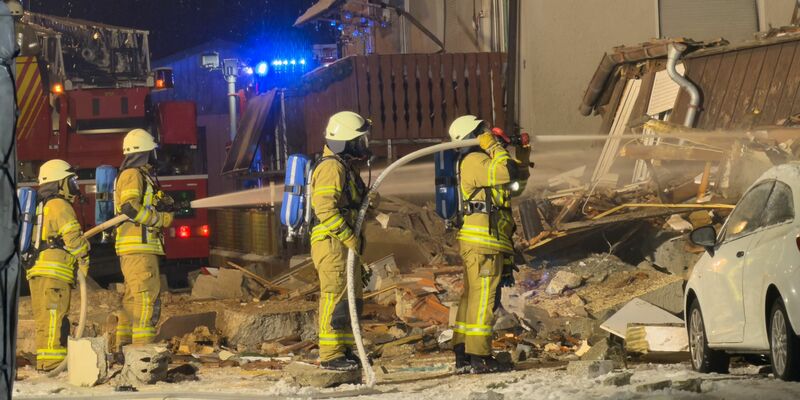Mehr als 100 Einsatzkräfte waren vor Ort. - Foto: Jannik Nölke/dpa