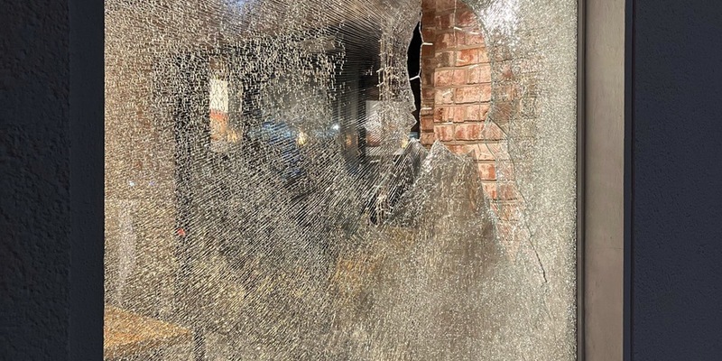 POL-MI: Unbekannte werfen Schaufensterscheiben ein - Foto: presseportal.de