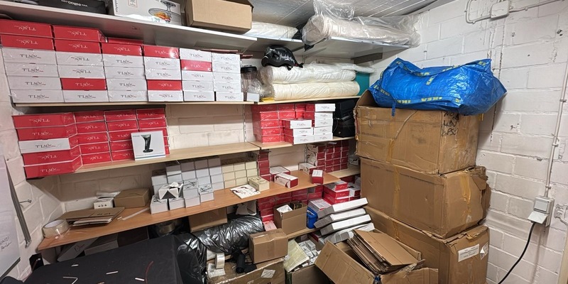 ZOLL-HH: Zoll stellt tonnenweise illegale Abnehmprodukte und geschmuggelte Kosmetika bei umfangreichen Durchsuchungen sicher und nimmt mutmaßliche Händlerin fest - Foto: presseportal.de