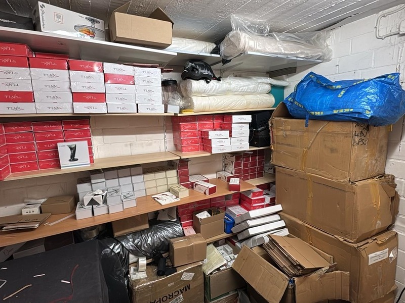 ZOLL-HH: Zoll stellt tonnenweise illegale Abnehmprodukte und geschmuggelte Kosmetika bei umfangreichen Durchsuchungen sicher und nimmt mutmaßliche Händlerin fest - Foto: presseportal.de