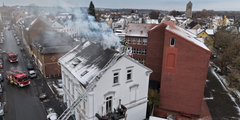 FW-BO: Kaminbrand in Bochum-Langendreer - Drohneneinsatz unterstützt Löscharbeiten - Foto: presseportal.de
