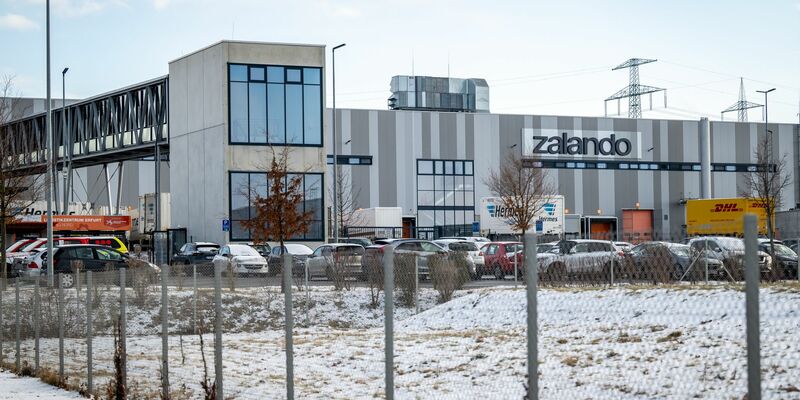 Zalando will in Erfurt den Stecker ziehen – Tausende Jobs wackeln, Politik und Beschäftigte fühlen sich überrumpelt. - Foto: Jacob Schröter/dpa