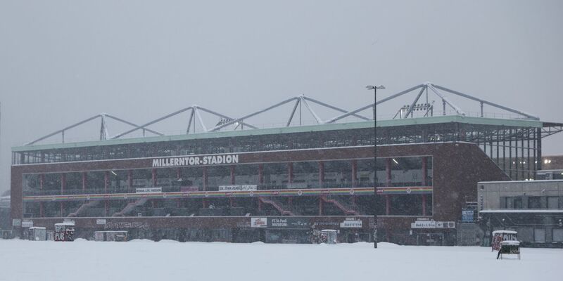 Winter pur in Hamburg: Kein Spiel möglich im Millerntor-Stadion. - Foto: Christian Charisius/dpa