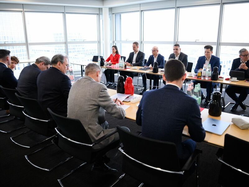 Ein erstes Angebot der Arbeitgeberseite werde es am ersten Verhandlungstag nicht geben, betonte Bahn-Personalvorstand Martin Seiler vorher. - Foto: Bernd von Jutrczenka/dpa