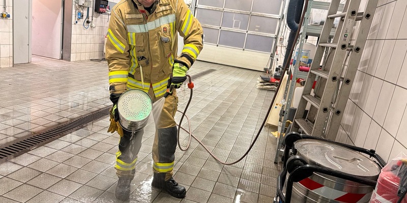 FW Weinheim: Feuerwehr beseitigt Wasserschaden in Geschäftshaus in der Bergstraße - Foto: presseportal.de