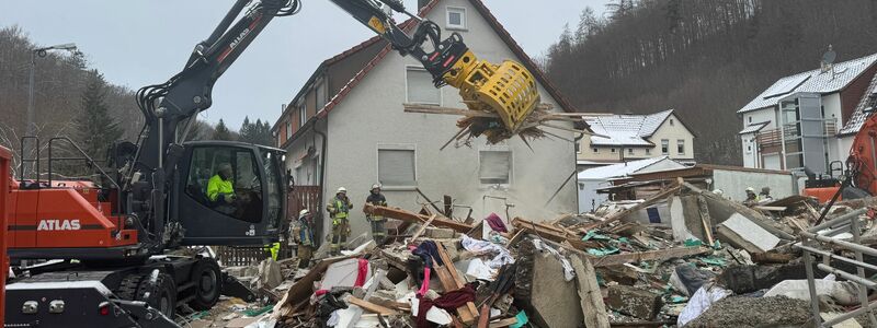 Einsatzkräfte am eingestürzten Haus in Albstadt. - Foto: Holger Much/Stadtverwaltung Albstadt/dpa