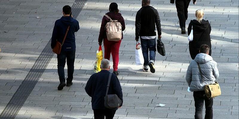 Menschen in einer Fußgängerzone (Archiv) - Foto: via dts Nachrichtenagentur