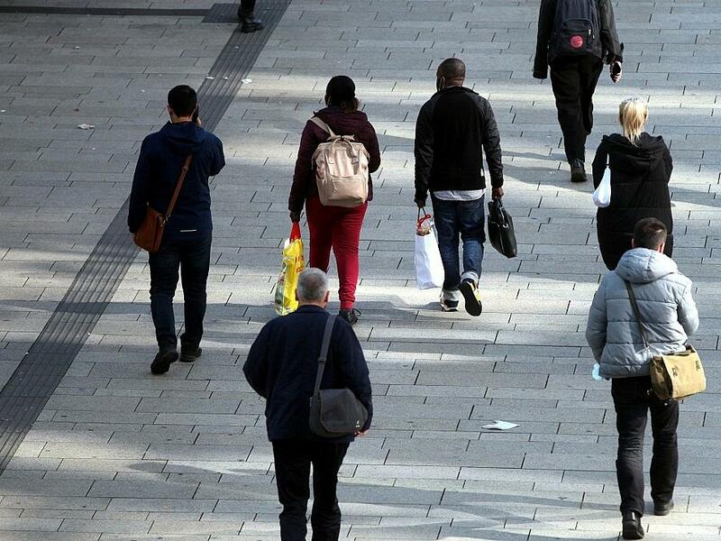 Menschen in einer Fußgängerzone (Archiv) - Foto: via dts Nachrichtenagentur