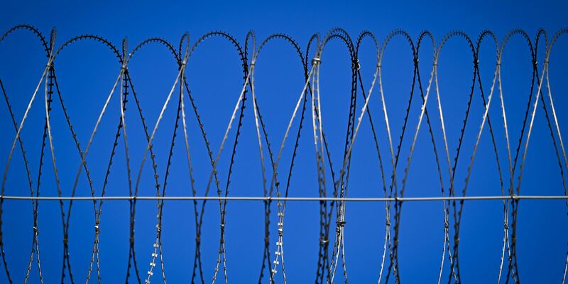 Der Digitalfunk von zahlreichen Haftanstalten lässt sich mit einem geringen technischen Aufwand auch aus der Ferne abhören. - Foto: Soeren Stache/dpa