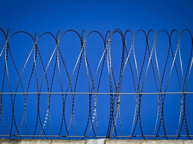 Der Digitalfunk von zahlreichen Haftanstalten lässt sich mit einem geringen technischen Aufwand auch aus der Ferne abhören. - Foto: Soeren Stache/dpa