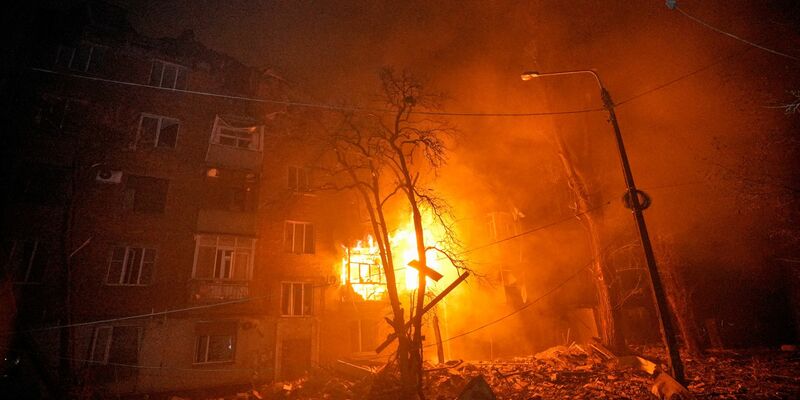 Präsident Wolodymyr Selenskyj zufolge gibt es Anzeichen für einen massiven russischen Luftangriff in der Nacht zum Freitag. - Foto: Mykola Myrnyi/AP/dpa