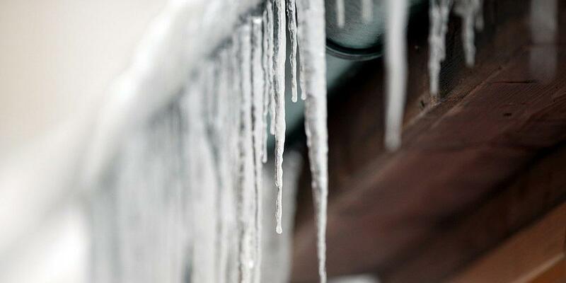 Eiszapfen an einer Regenrinne (Archiv) - Foto: via dts Nachrichtenagentur