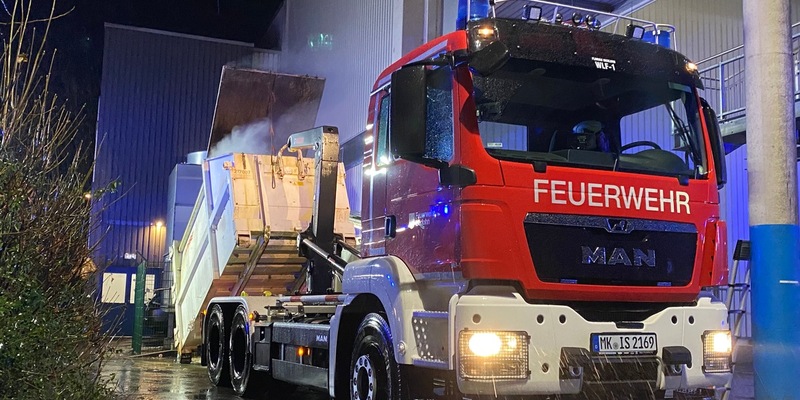 FW-MK: Müllpresse an der Eissporthalle in Brand geraten - Foto: presseportal.de