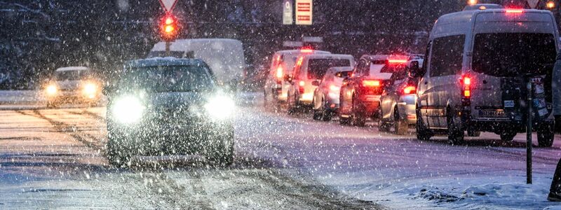 Bitte vorsichtig fahren: Der Deutsche Wetterdienst warnt vor starkem Schneefall und Schneeverwehungen. - Foto: Jens Kalaene/dpa