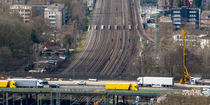 Die Bahngleise unter dem Autobahnkreuz Kaiserberg werden vom 9. Januar bis 6. Februar erneut für vier Wochen gesperrt. (Archivbild) - Foto: Christoph Reichwein/dpa