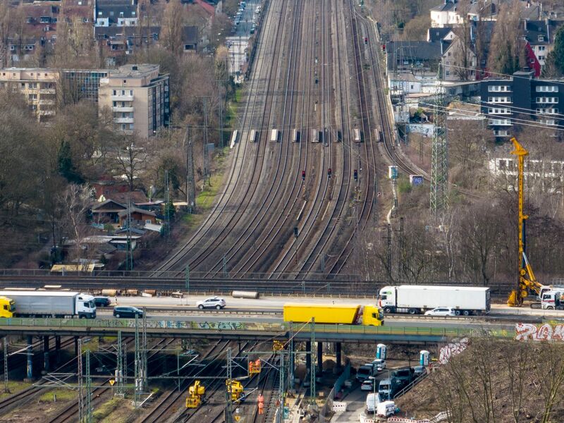 Die Bahngleise unter dem Autobahnkreuz Kaiserberg werden vom 9. Januar bis 6. Februar erneut für vier Wochen gesperrt. (Archivbild) - Foto: Christoph Reichwein/dpa