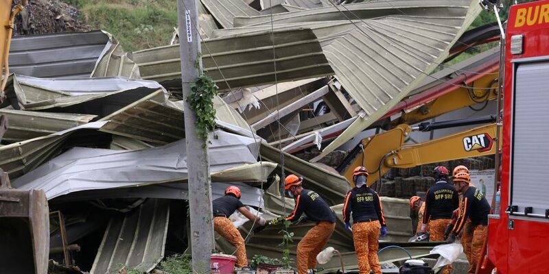 Rettungskräfte suchten auch in der Nacht weiter nach Vermissten. - Foto: Jacqueline Hernandez/AP/dpa