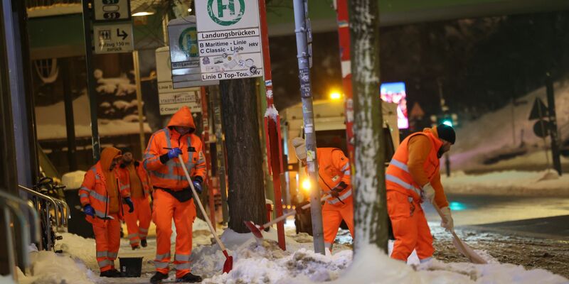 Schneemannparade entlang der Alster.  - Foto: Christian Charisius/dpa