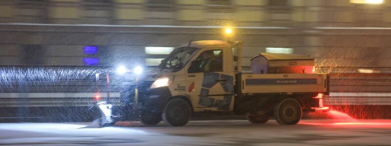 Rausfahren, damit andere nicht rutschen: ein Räumdienst in Leipzig. - Foto: Jan Woitas/dpa