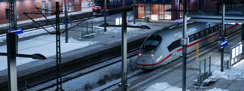 Ab Samstag soll sich die Lage auf den Schienen entspannen, hofft die Bahn. - Foto: Christophe Gateau/dpa