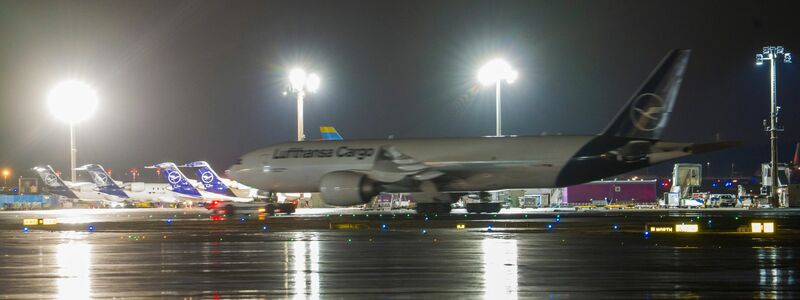 Auf dem Frankfurter Airport herrscht weitgehend winterlicher Normalbetrieb. - Foto: Andreas Arnold/dpa