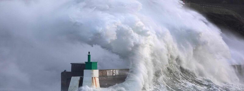 Mit Sturm «Goretti» sind riesige Welle über die Küste von Nordwestfrankreich hereingebrochen. - Foto: Fred Tanneau/AFP/dpa