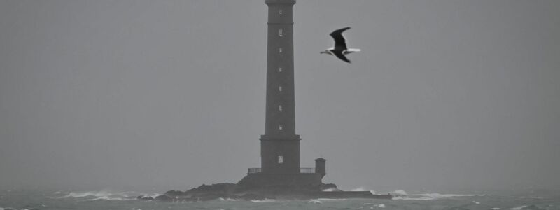 Leuchtturm von Gourys in Auderville. Sturm «Goretti» sorgte vereinzelt für Sturmböen von bis zu 200 Kilometern pro Stunde. - Foto: Lou Benoist/AFP/dpa