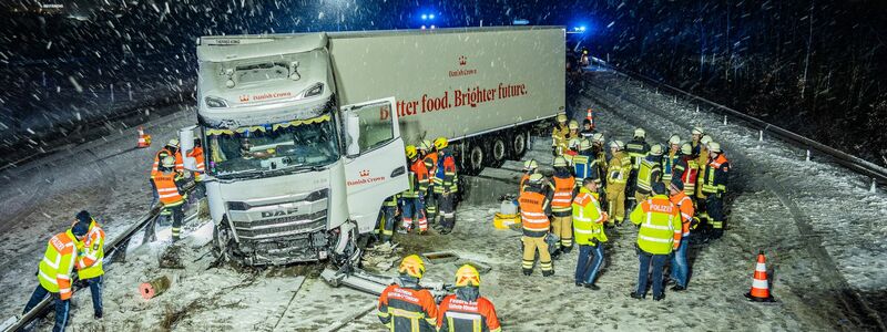 Ein Sattelzug kam auf der schneebedeckten Autobahn 70 ins Rutschen und krachte gegen die Mittelschutzplanke. - Foto: Ferdinand Merzbach/NEWS5/dpa