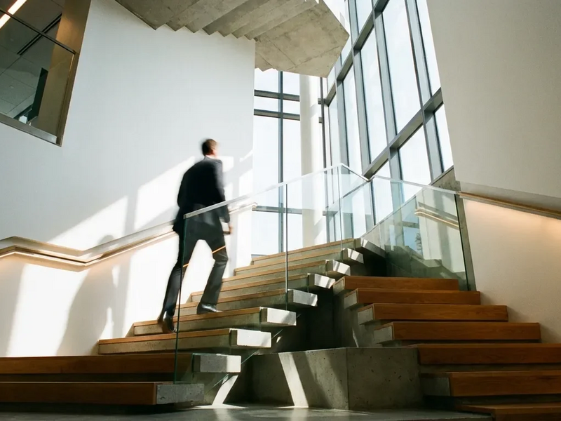 Fitness-Trend 2026: Treppensteigen wird zum effektivsten Exercise Snack - Foto: über boerse-global.de