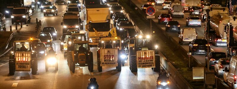 Traktoren sind auf der Pariser Ringstraße unterwegs. - Foto: Thomas Samson/AFP/dpa