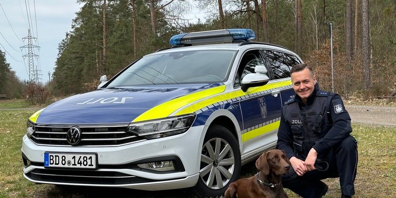HZA-SW: Frisch ausgebildet und einsatzbereit - Neues Zollhundeteam verstärkt die Kontrollen in Schweinfurt - Foto: presseportal.de