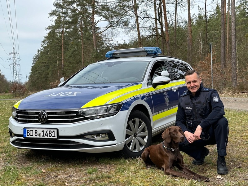 HZA-SW: Frisch ausgebildet und einsatzbereit - Neues Zollhundeteam verstärkt die Kontrollen in Schweinfurt - Foto: presseportal.de