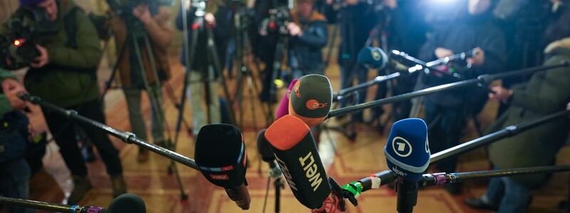 Vor Beginn der Verhandlungen finden sich auch zwei Angehörige des Angeklagten vor dem Gerichtsaal ein. - Foto: Marcus Brandt/dpa