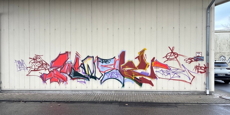 POL-MA: Neidenstein/Rhein-Neckar-Kreis: Außenwand eines Einzelhandelsmarkts mit Graffiti beschmiert - Zeugenaufruf - Foto: presseportal.de